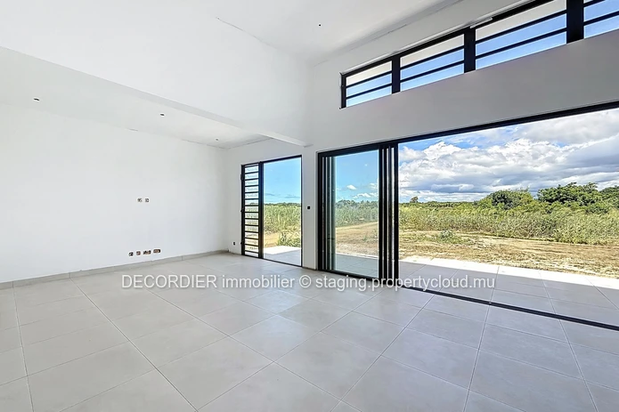 Contemporary Single-Storey Villa with Swimming Pool