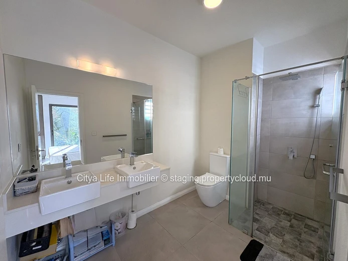 REZ+2 à vendre à Pereybere, 105m², 2 chambres, piscine commune, terrain en pleine propriété, parking, chauffe-eau sol...