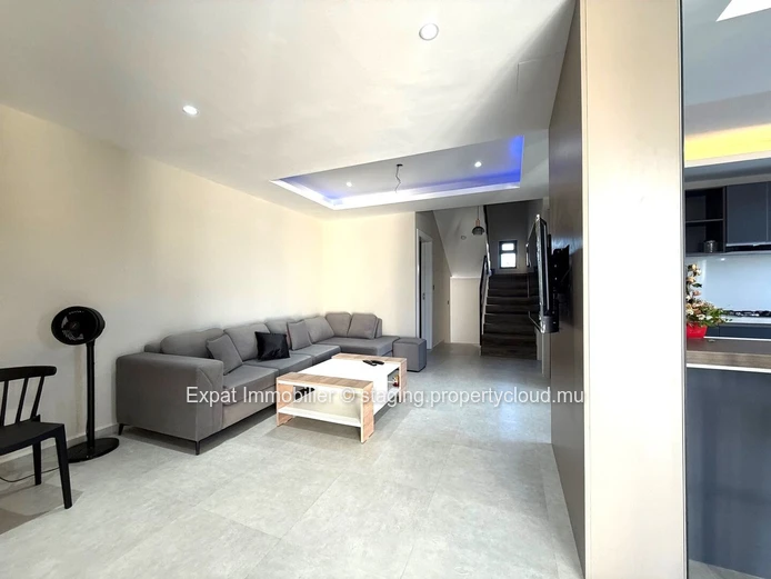 New contemporary villa with terrace, pool, and garden – Close to the beach