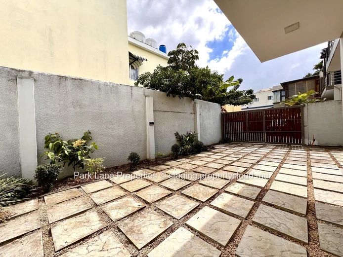 Duplex contemporain à Quatre Bornes – Calme, confort et luminosité