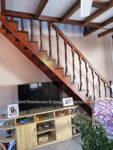 Jolie maison de charme avec toit 2 pans et charpente apparente dans un environnement calme et proche des commerces