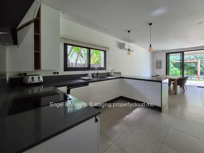 Stylish West Coast Villa Close to Beaches & Amenities