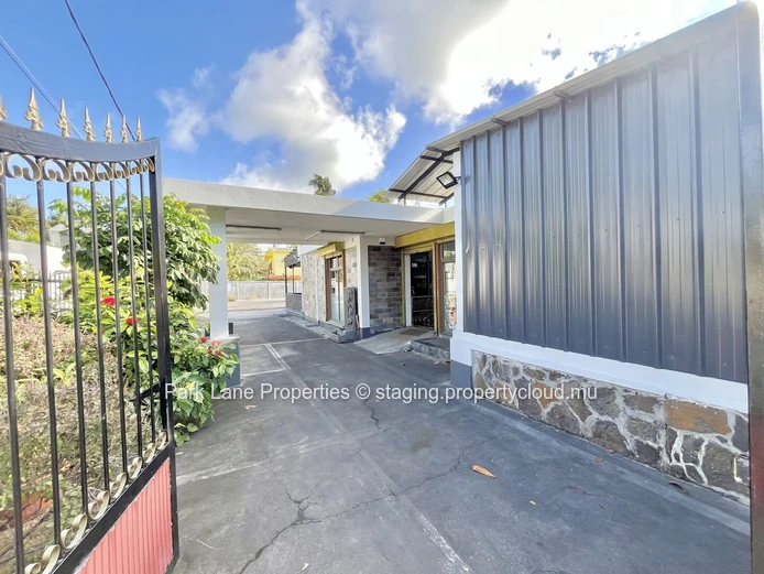 Bâtiment commercial de 287 m² 2 minutes de la plage à vendre à Riambel