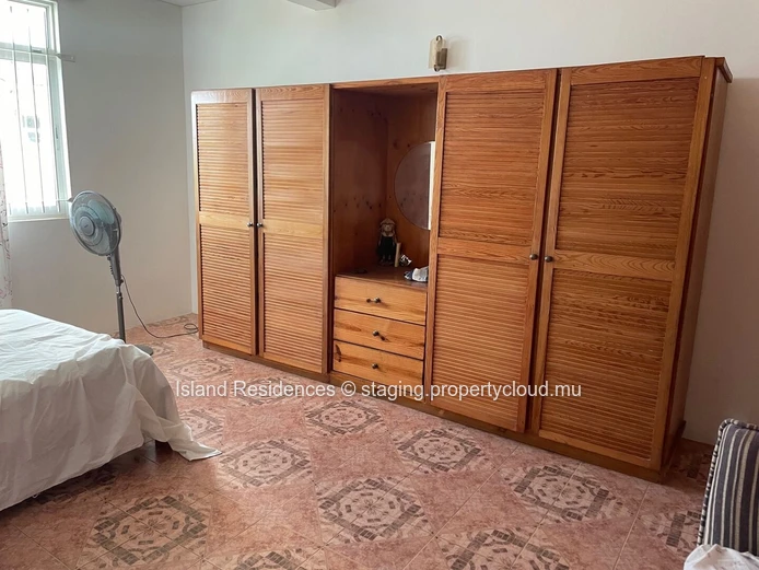 Spacious family home with 5 bedrooms, pool and covered parking
