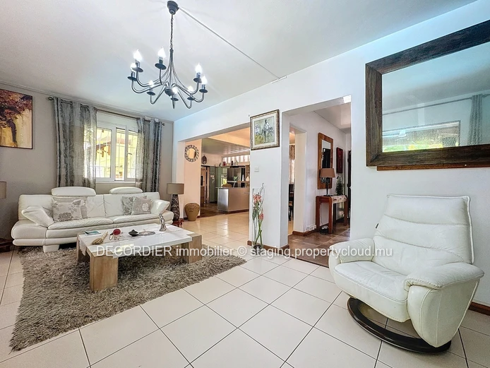 Contemporary house with swimming pool and garden - Accessible to foreigners