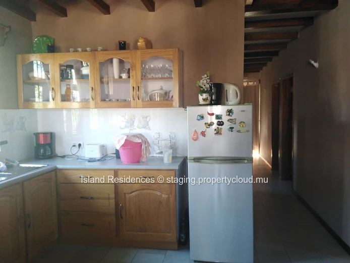 Jolie maison de charme avec toit 2 pans et charpente apparente dans un environnement calme et proche des commerces