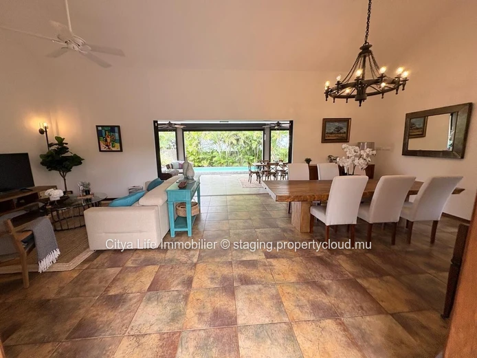 Villa à vendre à Mont Piton, 250m², terrain 1,025m², 4 chambres, piscine privée, sécurisé, proche écoles, prix Rs.