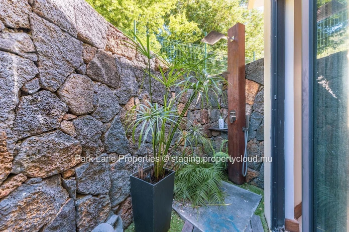 Mountain Retreat Oasis: Tropical Luxury Villa with Resort Amenities