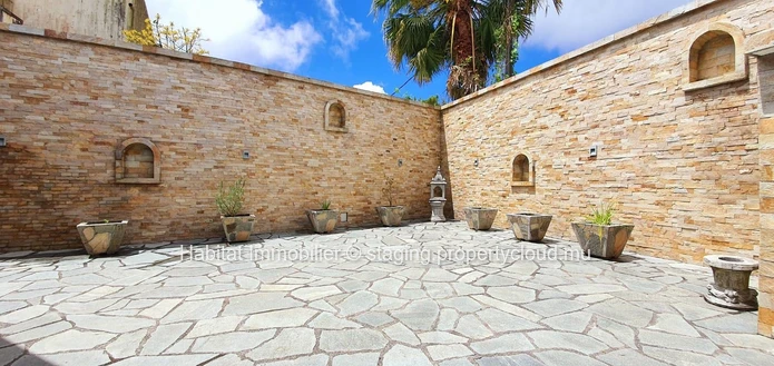 FOR SALE - Beautiful single storey villa of 475 m2 furnished and equipped with neat finishes on a land of 454 toises ...