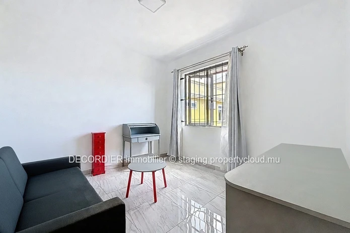 Maison moderne avec piscine privée.