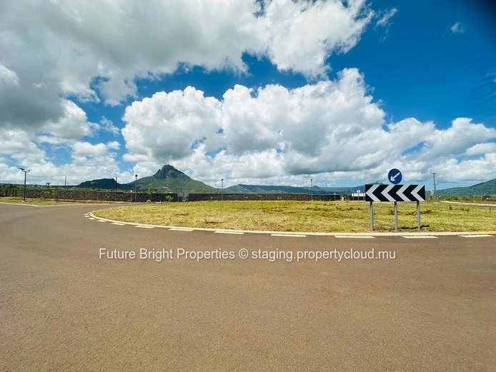 In the heart of the prestigious Flic-en-Flac, own a piece of paradise in an upscale residential neighborhood. 