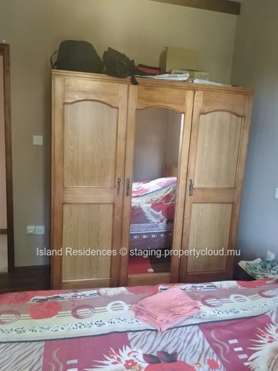 Jolie maison de charme avec toit 2 pans et charpente apparente dans un environnement calme et proche des commerces