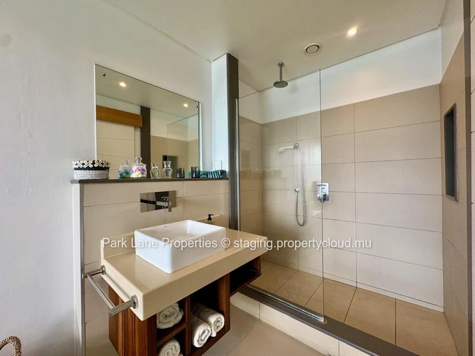 Cute waterfront apartment with view on Marina, between river and mountain.