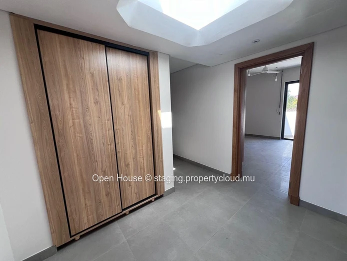 Luxurious penthouse with 3 bedrooms including a master suite, 2 bathrooms, and a swimming pool, located just 300 mete... (Sole Mandate)