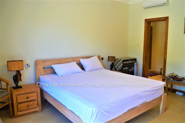 Beautiful villa with beautiful volumes in secured and calm residence.