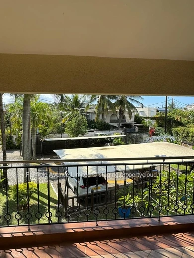 Furnished villa for rent in Bain Boeuf, Pereybere. 150m², 4 bedrooms, outdoor area with shared pool, close to all ame...