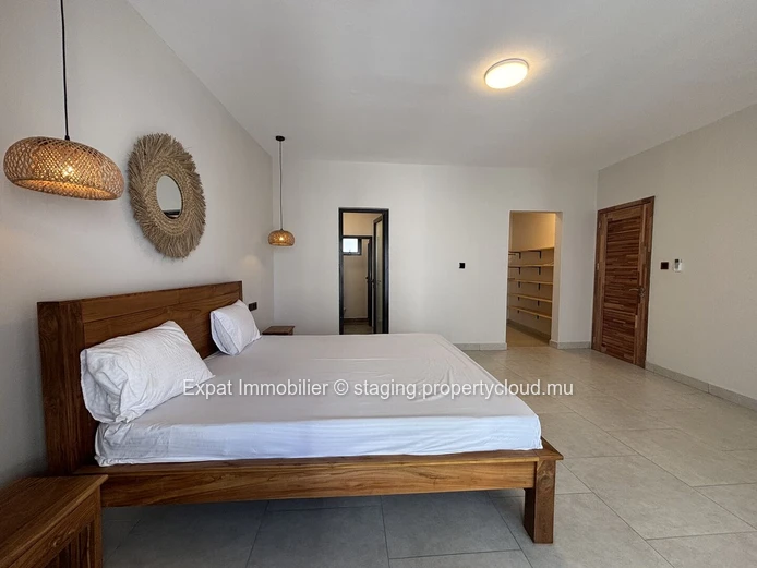 New villa with swimming pool and enclosed garage – Pereybère 