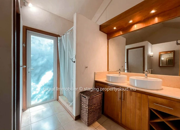 Single-storey villa with swimming pool and large garden – Grand Baie