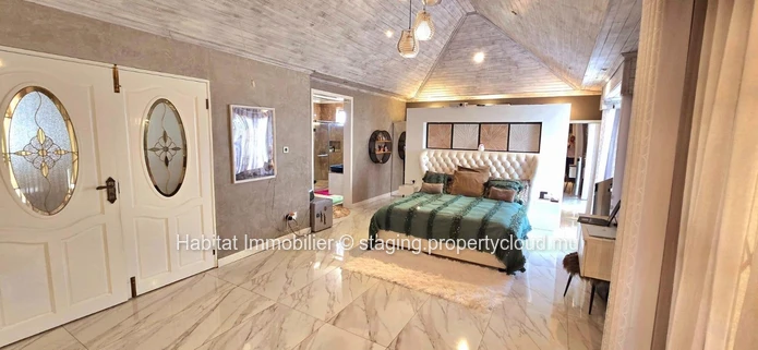 Cette splendide maison non meublée de 505 m², sur un terrain de 147 toises, est située sur la route royale à Baie du ...