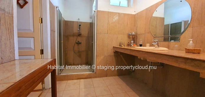 FOR SALE - Charming unfurnished beachfront family house of 400 m2 on a leasehold land of 1 arpent 16 enjoys a wonderf...