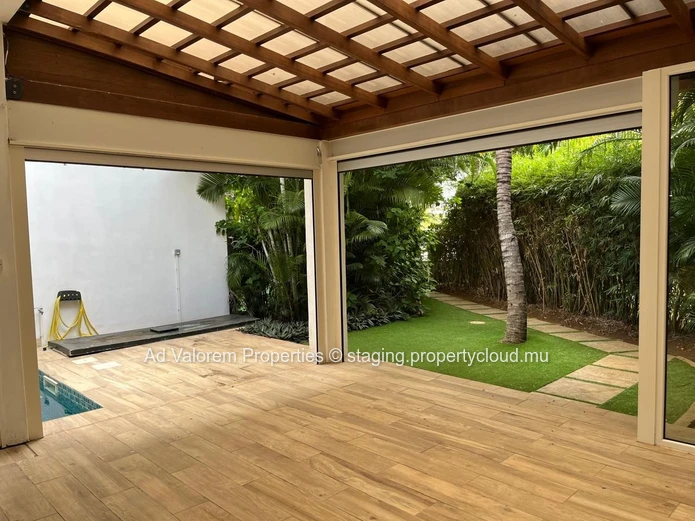 Appartement d’angle avec jardin, terrasses et piscine!