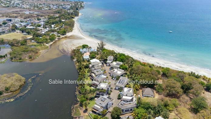 Appartement RES à vendre à Rivière Noire - Black River, 370m², Front de Mer, Vue mer, Meublé.