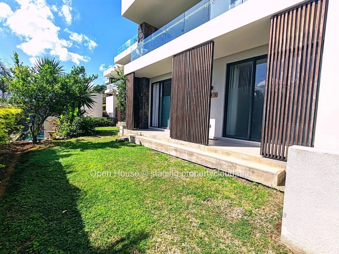 Townhouse/Duplex à vendre à Tamarin, Rivière Noire. Surface habitable de 230m², 3 chambres, bureau, piscine commune. ...