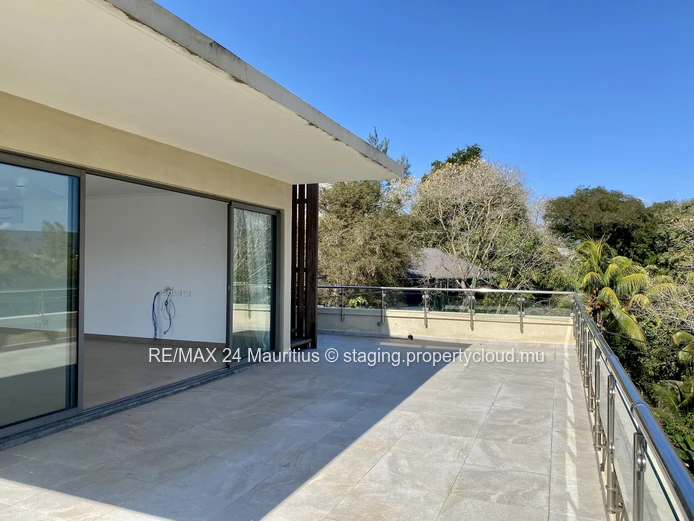 Stunning Penthouse with Breathtaking Sea Views and Direct Beach Access to Tamarin Bay