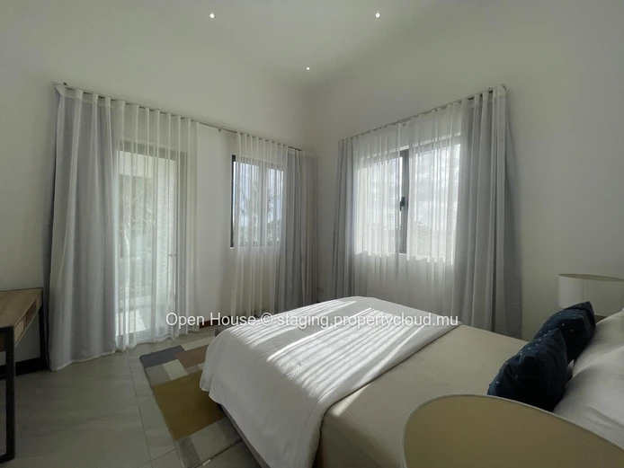 VILLA PDS à louer, Grand Baie, 350m², 4 chambres, piscine privée, proche de toutes commodités. Prix Rs 160 000.