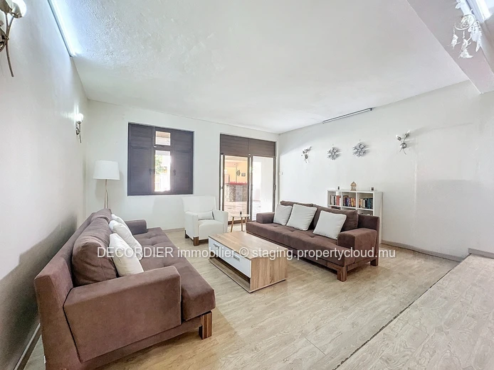 Grande maison individuelle avec piscine et jardin