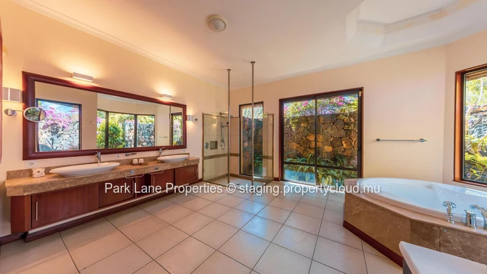 Villa de Prestige de 4 Chambres avec Piscine, Kiosk & Jardin au Tamarina Golf Estate