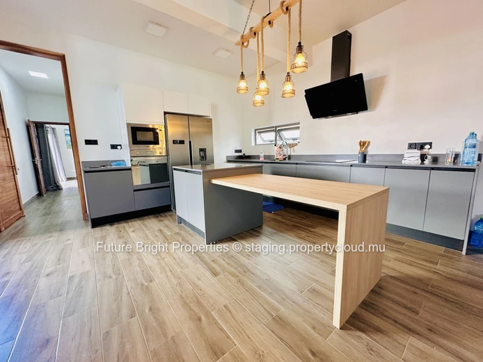 Stunning Modern Family Home with Pool in Chemin Vingt Pied – Prime Northern Location Near Super U & La Croisette