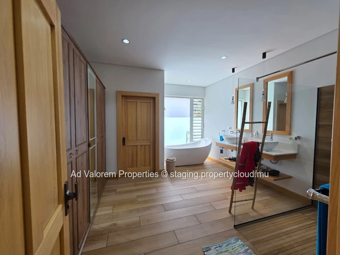 Stunning Dream Villa for Rent in Albion – 287 m²