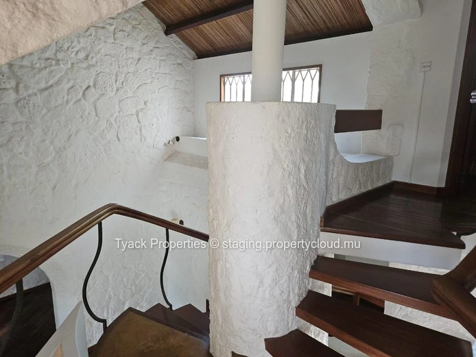Villa for Sale in Pereybere – Spacious Home with Pool and Garden