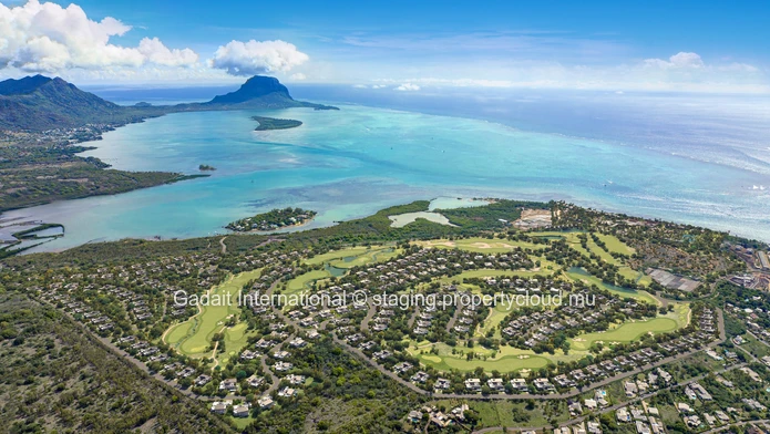 Villa with panoramic views of the golf course and sunsets in Rivière Noire, Mauritius
