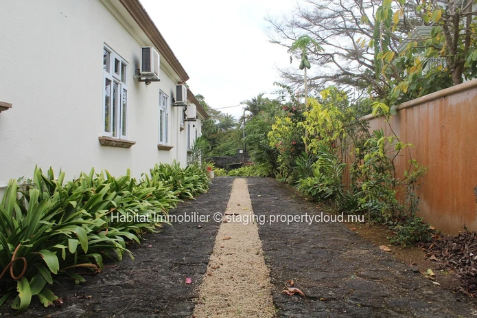 FOR SALE - Unfurnished single storey house of 464 m2 in Gentilly in Moka.