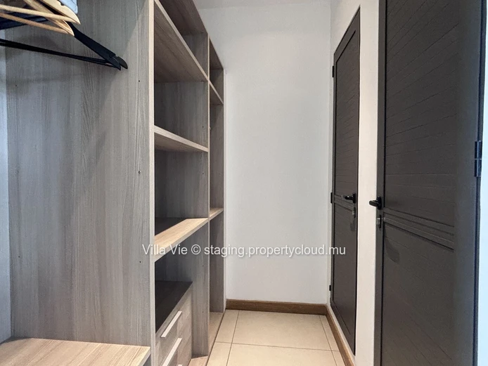 Grand Gaube - Spacious 3-bedroom penthouse with en-suite bathrooms, office, swimming pool, and sea views