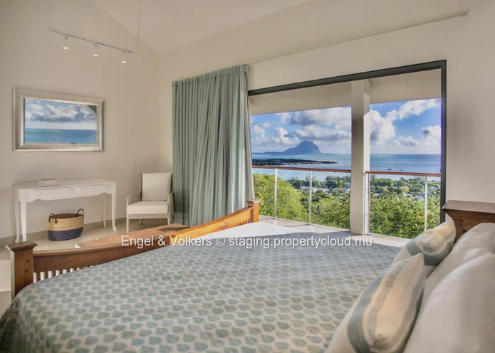 Luxurious Villa with Breathtaking Panoramic Sea Views