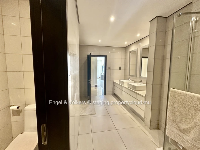 Stylish Top-Floor 3-Bedroom Apartment in La Croisette with Rooftop Pool Access