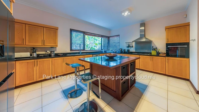 Villa de Prestige de 4 Chambres avec Piscine, Kiosk & Jardin au Tamarina Golf Estate