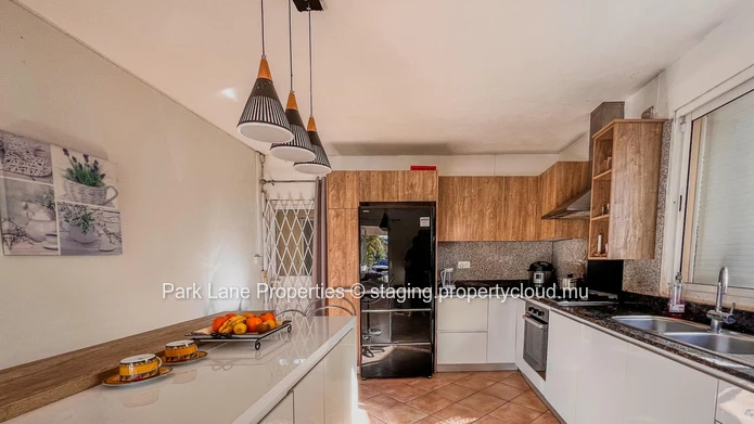 Maison familiale avec jardin arboré à Floréal – Cadre paisible, sécurité renforcée et vue montagne