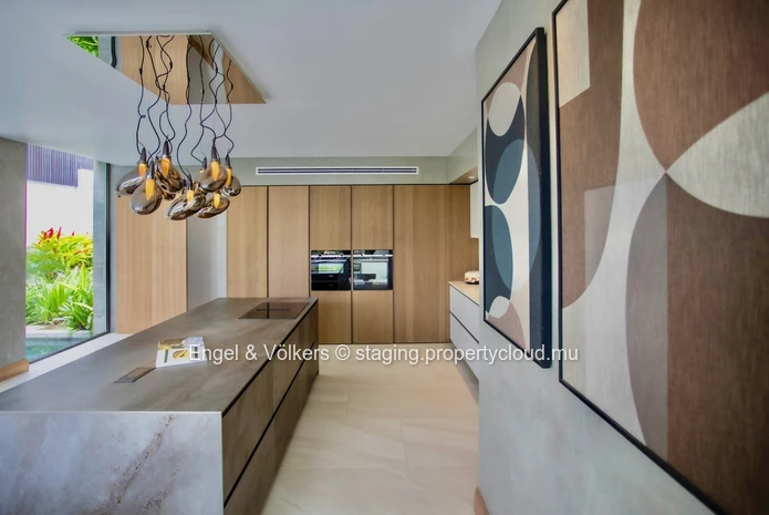Refined Tropical Living in a Prestigious Golf Estate