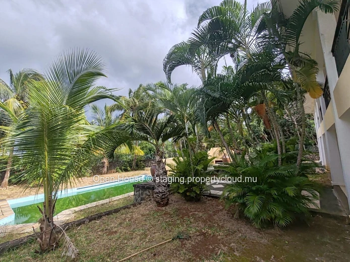 VILLA MAURICIEN à vendre à Tamarin, Rivière Noire. Surface habitable 600m², terrain 1,477m², 5 chambres, bureau, pisc...