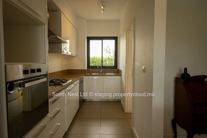 Furnished ground floor apartment with 3 bedrooms and garden 