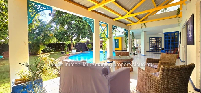 Discover this spacious furnished and equipped house of 350 m², on a plot of 233 toises (20 perches), just a few minut...