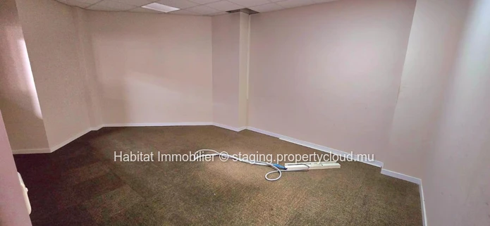 This exceptional unfurnished office of 940m2 located in the heart of the Cybercity of Ebene