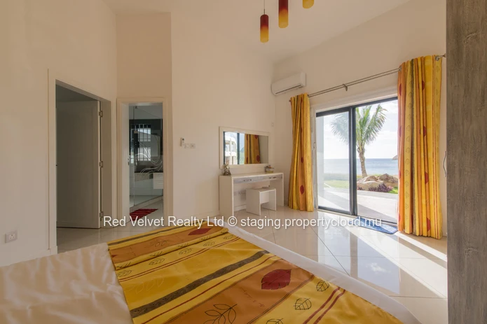  Luxurious Beachfront Apartment For Rent in Flic en Flac 