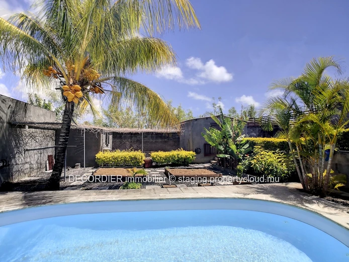 Jolie maison avec piscine et jardin