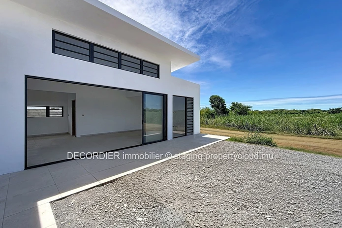 Contemporary Single-Storey Villa with Swimming Pool