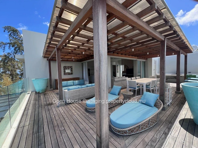 Oceanfront penthouse, 2 bedrooms with en suite bathrooms, direct access to the sea, jacuzzi, terrace, panoramic sea v...